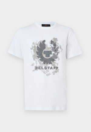 Vit t-shirt med kort ärm som har en pixelerad svart och grå krans samt texten "BELSTAFF" på framsidan.