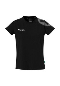 T-shirt noir à manches courtes en coton. Présente un motif texturé subtil sur l'épaule droite et un logo blanc sur le devant.