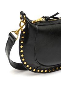 Borsa a mano in pelle nera con borchie dorate lungo la cucitura, chiusura a zip con hardware dorato e tracolla removibile per una maggiore versatilità.
