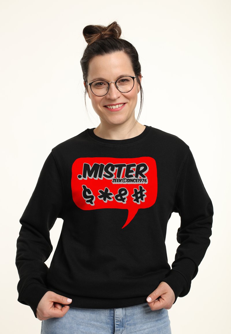 Zwarte sweatshirt met een grote rode spraakwolk grafiek met tekst en symbolen in vet wit en zwart. Zacht, casual stof.