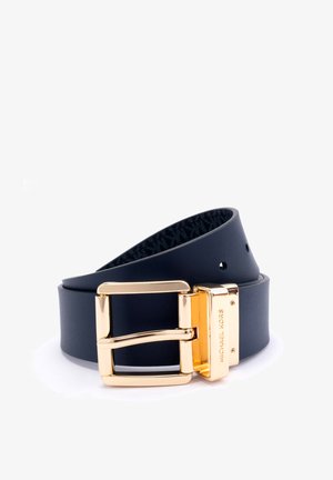 Cintura in pelle blu navy con una fibbia rettangolare in tonalità oro e design a doppia punta, con logo del marchio in rilievo sul lato della fibbia.