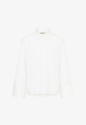 Fehér hosszú ujjú, gombos ing széles mandzsettával és hegyes gallérral, egyszerű fehér háttéren.