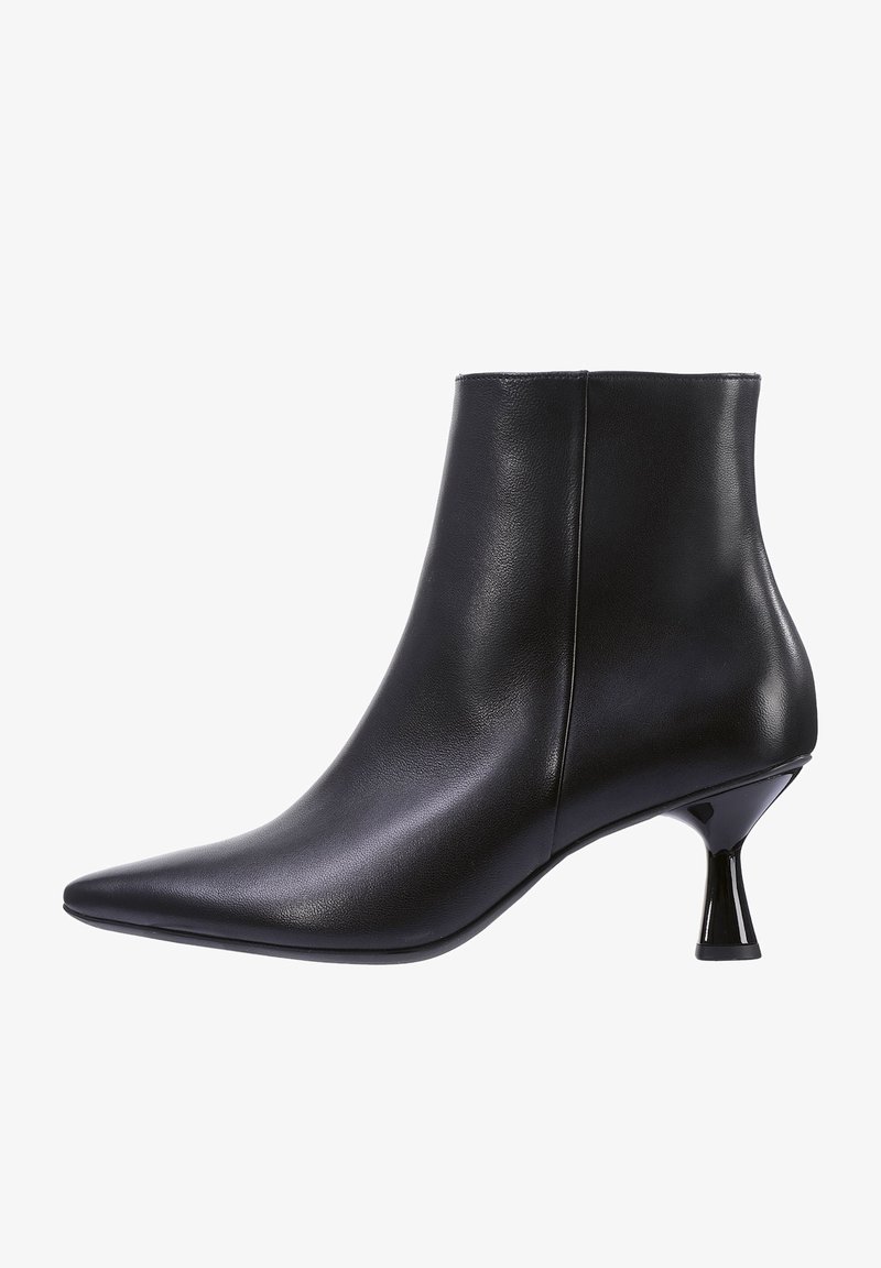 Bottine en cuir noir avec bout pointu et petit talon courbé, finition lisse et détail de couture latérale.