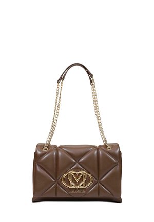 Brun quiltet læderhåndtaske med guldkæde stropper og gyldent Love Moschino-logo midt foran.