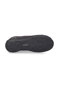 Semelle de chaussure en caoutchouc noir avec motif en relief hexagonal et logo embossé. Finition en cuir cousue le long des bords ; texture lisse dans l'ensemble.