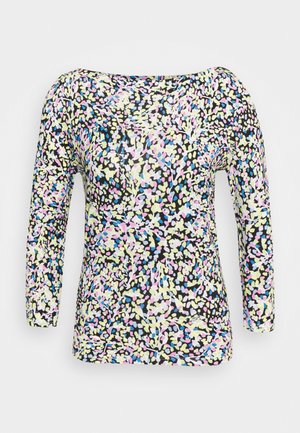 Langærmet bluse med bådudskæring i et tæt abstrakt blomstermønster i pastelgul, pink, blå og hvid på sort baggrund.