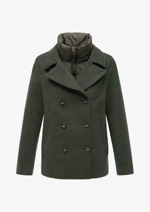 Abrigo de doble botonadura en verde oscuro con amplios solapas, cuello acolchado, dos bolsillos frontales y botones negros. Tejido suave con una textura lisa.