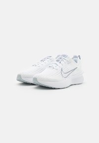 Nike Performance INTERACT RUN - Løbesko walking - white/metallic silver/pure platinum