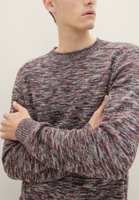 Stickad crewneck-tröja i nyanser av burgunder, grått och kräm; strukturerad mönster; ribbade ärmar; mjukt tyg.