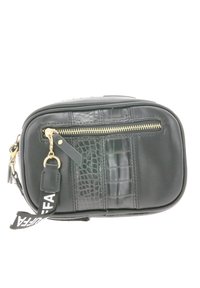 Borsa a tracolla in pelle nera con motivo testurizzato a coccodrillo, zip dorata, tracolla laterale e base piatta per stabilità.