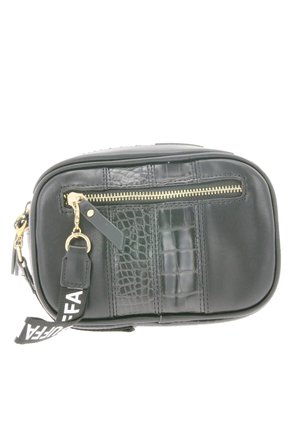 Borsa a tracolla in pelle nera con motivo testurizzato a coccodrillo, zip dorata, tracolla laterale e base piatta per stabilità.