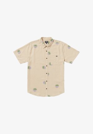 Koszula z krótkim rękawem zapinana na guziki w beżowym kolorze, z zielonymi i fioletowymi okrągłymi wzorami. Posiada kieszeń na piersi z lewej strony oraz brązowe guziki.