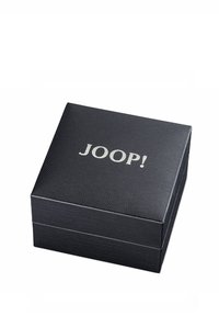 Schwarze strukturierte Geschenkbox mit einem glänzenden silbernen "JOOP!"-Logo auf dem Deckel, rechteckiger Form und klappbarem Design.