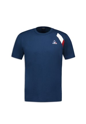 Camiseta de algodón azul marino de manga corta, con una franja diagonal roja y blanca y un logo en la parte izquierda del pecho.