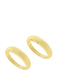 Sæt af glatte, polerede guld ringe med et rundt, simpelt design og en blank finish. Ingen yderligere mønstre eller accenter er til stede.