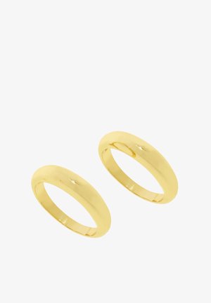Coppia di anelli in oro lisci e lucidi, con un design rotondo e semplice e una finitura brillante. Assenza di ulteriori motivi o accenti.