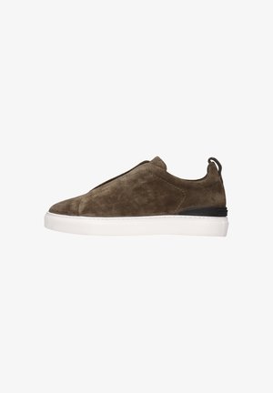Suède instap sneaker in olijfgroen met een witte rubberen zool. Beschikt over een minimalistisch ontwerp en een gestructureerde bovenkant met een trekband aan de hiel.