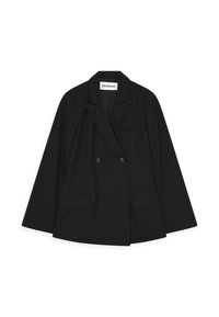 Zwarte dubbelgeknoopte blazer met gesneden revers, twee voorkezen en subtiele schoudervulling. Gemaakt van geweven stof met een soepele textuur.