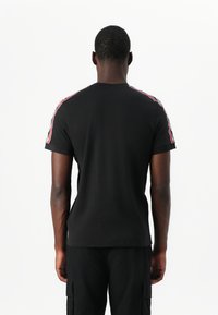 Umbro TAPED TEE - T-shirts med print - black