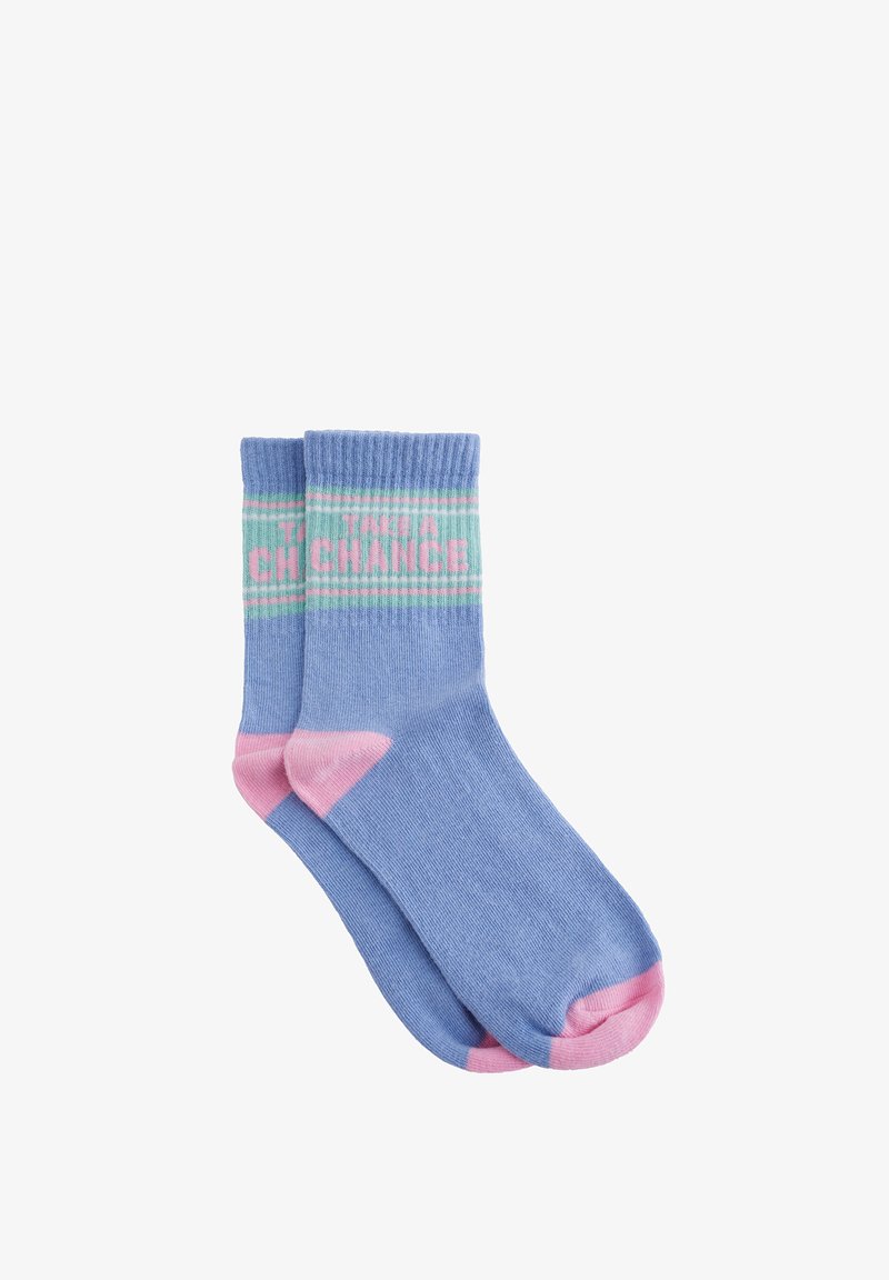 Para niebieskich skarpetek z różowymi piętami i palcami, zielono-różowymi paskowanymi ściągaczami oraz napisem "TAKE A CHANCE" na ściągaczach.