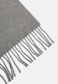 Grå uldhalstørklæde med blødt tekstur, frynse detaljer langs den nederste kant og rektangulær form.