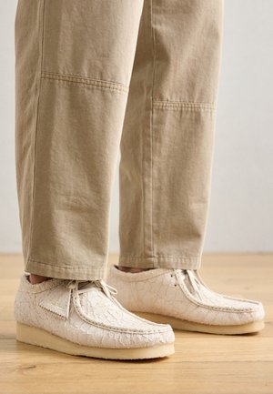 WALLABEE - Lace-ups - champagne
