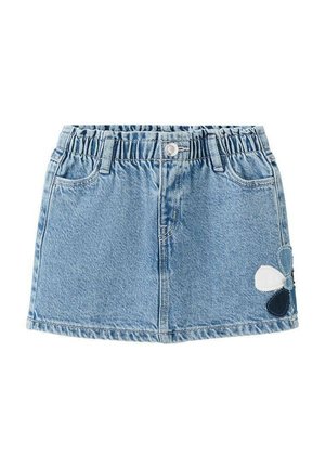 Svetlomodrá rifľová sukňa s elastickým pásom, prednými vreckami, zapínaním na gombíky a aplikáciou tri-lístkového kvetu na dolnej pravej strane.