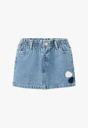 Gonna in denim azzurro chiaro con vita elastica, tasche frontali, chiusura con bottoni e una toppa a forma di fiore a tre petali sul lato inferiore destro.
