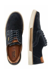 Dunkelblaue Wildlederschuhe mit einem braunen Akzent am Absatz, runder Spitze und weißer Gummisohle, versehen mit sechs Schnürsenkellöchern und strukturiertem Obermaterial.