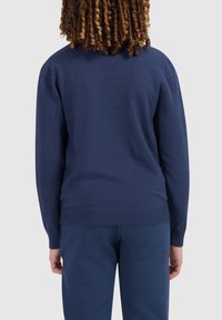 Marineblauer Pullover, gestrickte Textur, runder Ausschnitt, gerippte Manschetten und Saum, einfarbig, keine sichtbaren Muster oder Akzente.