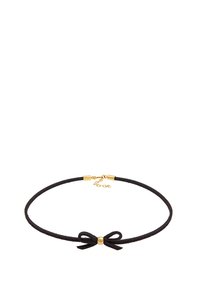 Schwarzes Wildleder-Chokerhalsband mit einem kleinen goldenen Schleifenakzent und Verschluss, mit einer Kettenverlängerung für eine verstellbare Länge.