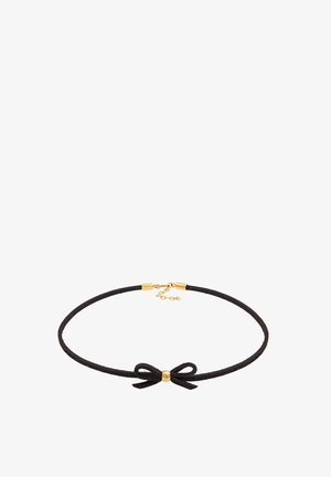 Zwarte suede chokersieraad met een kleine gouden strikaccent en sluiting, voorzien van een kettinguitbreiding voor verstelbare lengte.