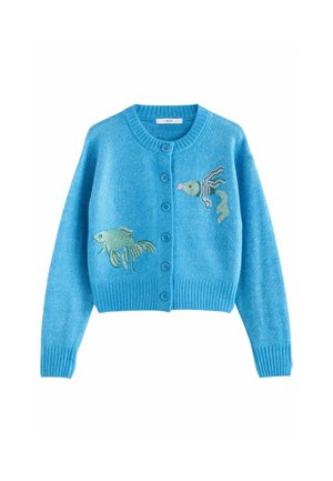 Cardigan en tricot bleu avec un ourlet et des poignets côtelés, et des motifs de poissons brodés sur le devant. Cinq boutons au centre.