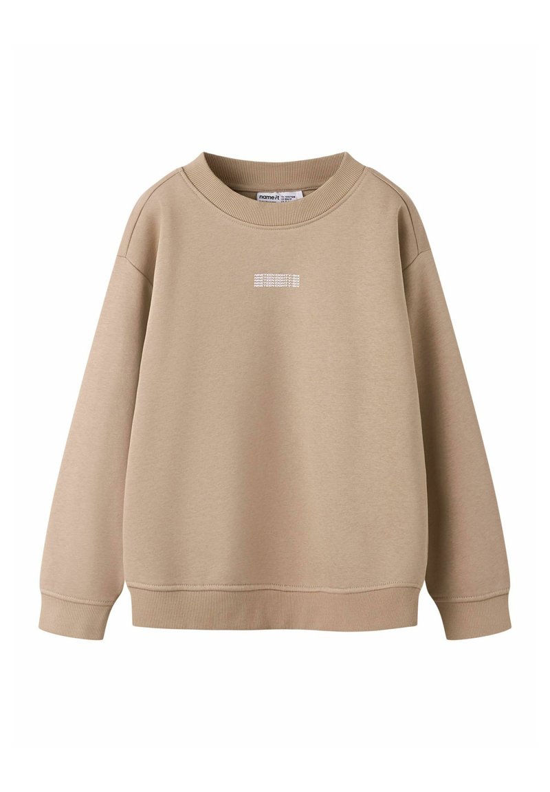 Beige crewneck-sweatshirt med ribbede ærmeender og kant, med lille hvid tekst centreret på brystet.