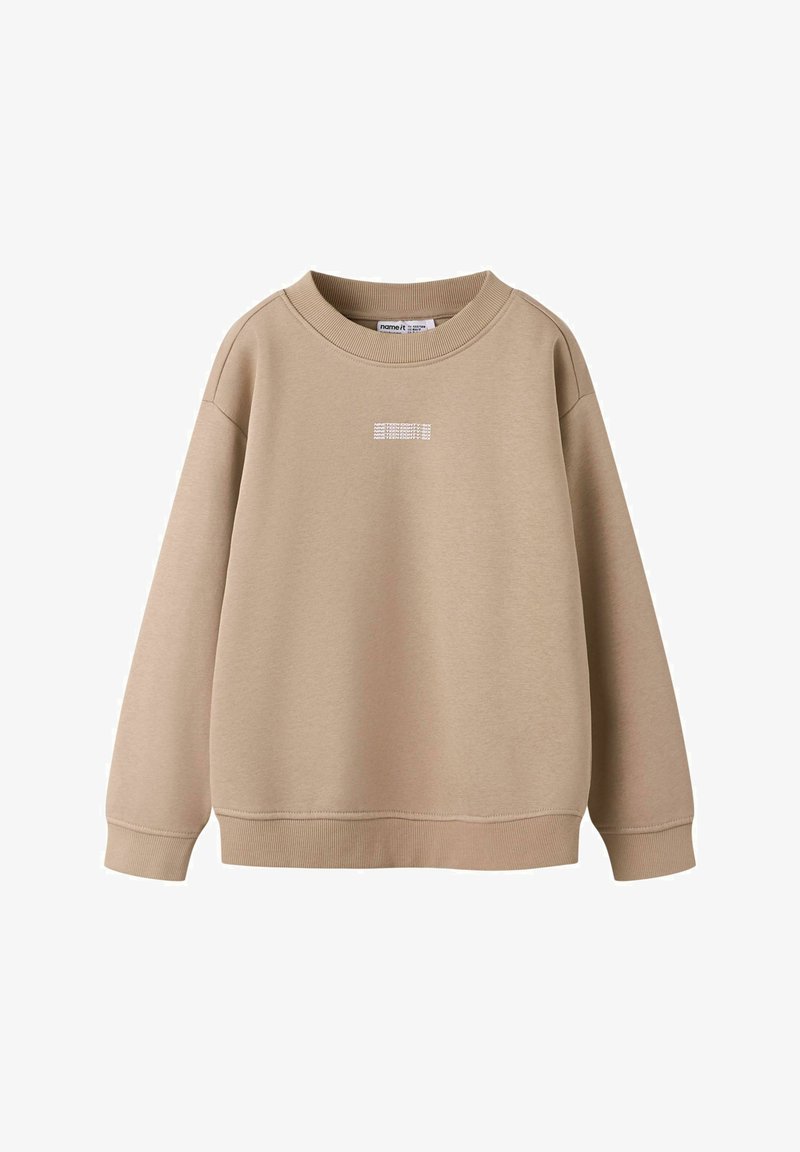Beige crewneck-sweatshirt med ribbede ærmeender og kant, med lille hvid tekst centreret på brystet.