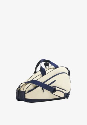 Sac à dos en forme de dôme en crème avec des accents bleu marine. Doté de doubles poignées, d'une bandoulière ajustable et de poches zippées. Surface en tissu lisse.