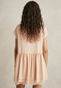 Reiss Kasdienė suknelė - pale pink