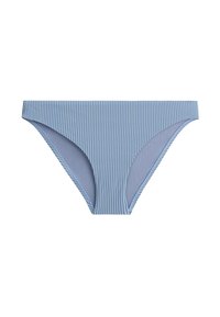 Bas de bikini à rayures verticales bleues et grises avec une coupe taille basse et une texture de tissu lisse sur fond blanc.