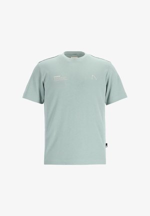 Világos zöld pamut póló, kerek nyakkivágással, rövid ujjal és diszkrét fehér nyomtatott részletekkel az elején, amelyen egy kis logó található.