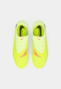 Klare gule fotballsko med en teksturert overflate, med svart aksent og rød stripe detaljer. Tynne lisser og polstrede såler.