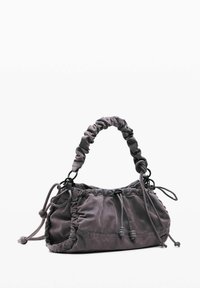 Siva tekstilna torba s naboranim detaljima, komprimiranim ručkama i zatvaranjem na vezicu. Glatka tekstura i okrugli oblik, minimalni dodaci.