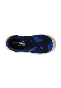 Scarpa slip-on lavorata a maglia blu e navy con una parte superiore texturizzata, caratterizzata da motivi astratti, una suola di gomma chiara e un design aderente.