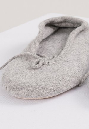 Grau wollene Hausschuhe mit runder Zehenform, weichem Material und einem elastischen Bündchen am Öffnungsrand. Verfügt über eine gebundene Schleifendetail an der Vorderseite.