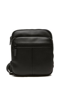 Borsa a tracolla nera in pelle con due scomparti con zip, texture liscia e tracolla regolabile. Design minimalista senza marchi visibili.