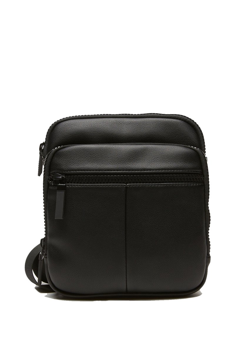 Schwarze Leder-Crossbody-Tasche mit doppelten Reißverschlussfächern, glatter Textur und verstellbarem Tragegurt. Minimalistisches Design ohne sichtbares Branding.
