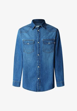 Denim shirt in lichtblauw, met lange mouwen, knoopsluiting aan de voorkant, twee borstzakken met kleppen en contrasterende stikdetails.