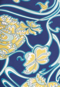 Tissu bleu marine orné de motifs floraux vibrants en jaune et aqua, avec des tiges tourbillonnantes et des pétales superposés et stylisés. Texture lisse.