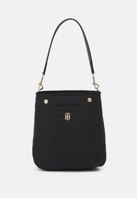 Borsa a tracolla nera in nylon con superficie liscia, caratterizzata da un logo dorato, bottoni a pressione e una singola tracolla.