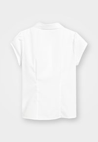 Biała bluzka z krótkim rękawem, klasycznym kołnierzem, gładką teksturą i detalami przy szwach bocznych; widok od tyłu ukazuje dopasowany krój.