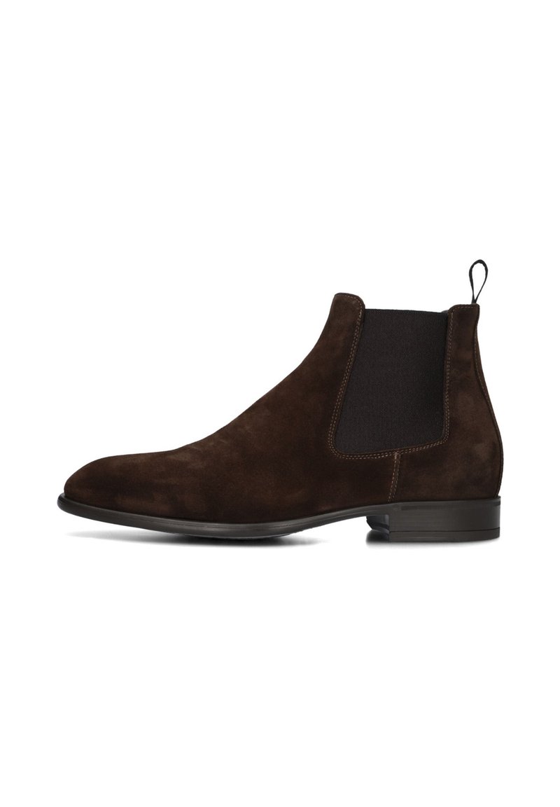 Brown suede Chelsea boots met elastische zijpanelen, ronde neus, contrasterende stiksels en een lage hak. Aangekleed met een trekstrip.